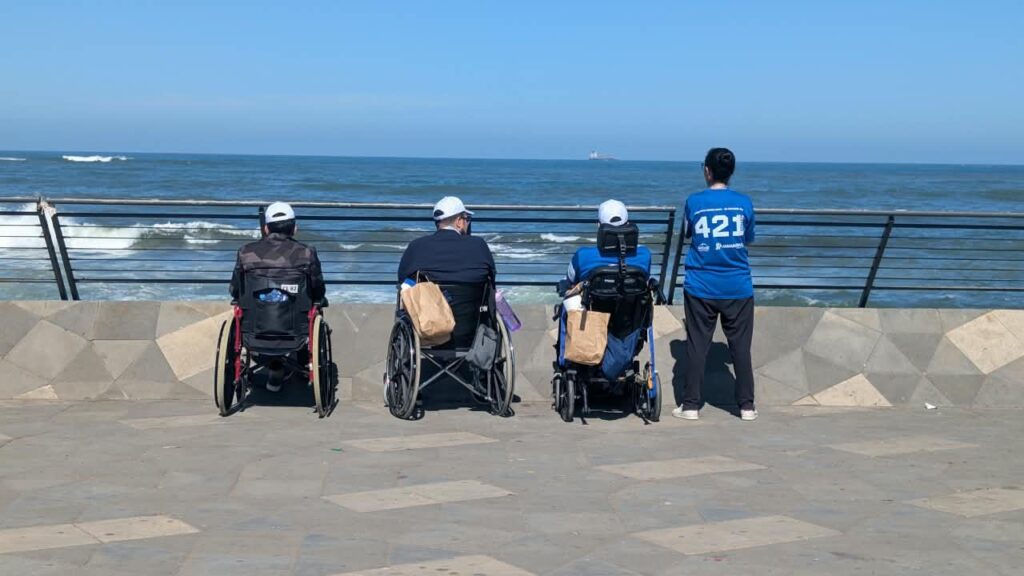 Participants du 421 m face à l'océan sur la corniche de Casablanca