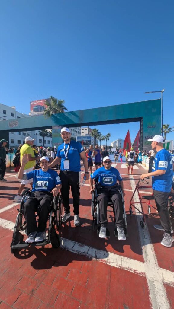 Participants du 421 m devant l’arche du marathon
