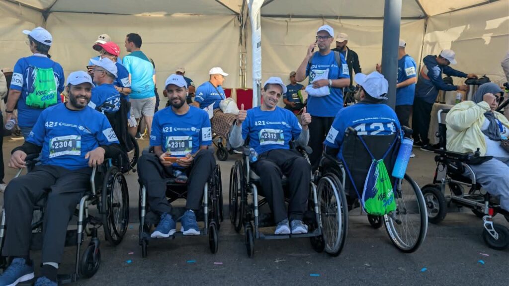 Participants du 421 m réunis sous la tente avant le départ