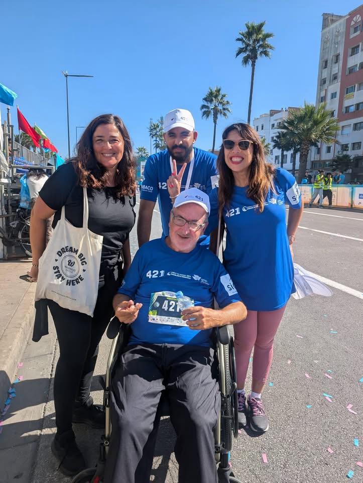 Un participant du 421 m entouré de supporters