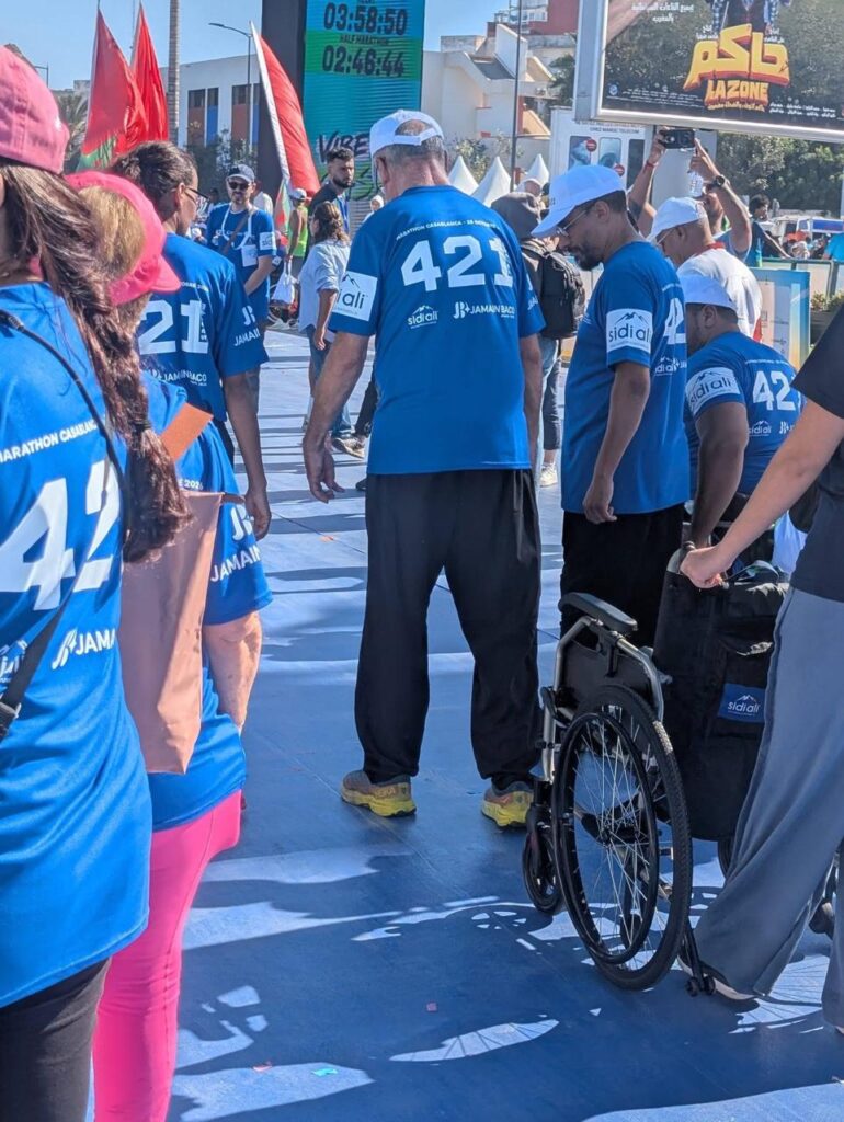 Participants du 421 m en maillot bleu sur le parcours